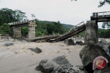Jembatan Roboh Jalur Antar Kabupaten