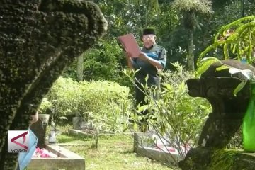 Berziarah ke makam Mantan Menteri Penerangan Boediardjo