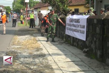 Masyarakat Gotong Royong Bersihkan Gereja St Lidwina