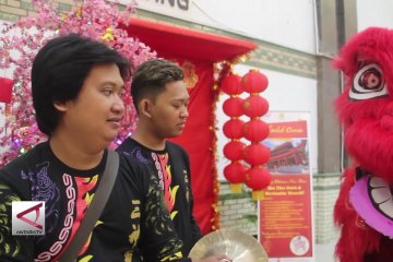 Atraksi barongsai di Stasiun Tawang Semarang