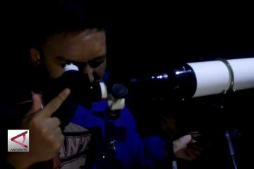 Warga Cirebon cermati gerhana bulan dengan teleskop rakitan