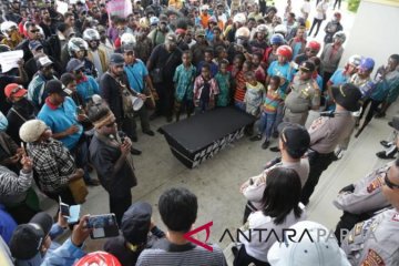 Seribuan guru usung peti mati ke kantor Bupati Mimika