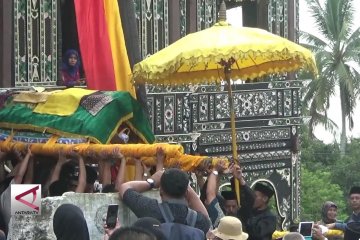 Prosesi pemakaman Raja Pagaruyung