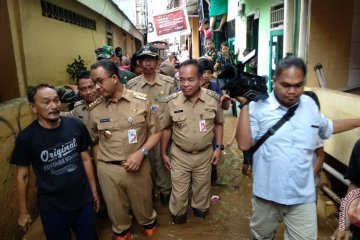 Anies meninjau warga korban banjir di Kebon Pala