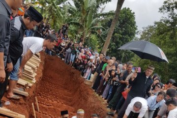 Korban tewas kecelakaan Tanjakan Emen dimakamkan massal