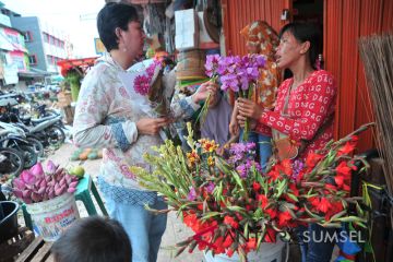 Pedagang bunga musiman di kawasan Pecinan