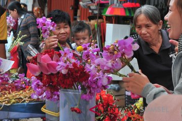 Pedagang bunga musiman di kawasan Pecinan