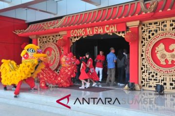Barongsai berintegrasi dengan pengunjung restoran