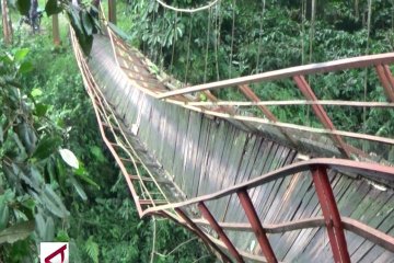 Jembatan Ambruk, bupati utamakan jalur pelajar