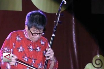 Rayakan imlek dengan alat musik gesek Erhu