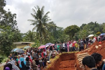 FOTO - Suasana pemakaman massal korban kecelakaan Subang