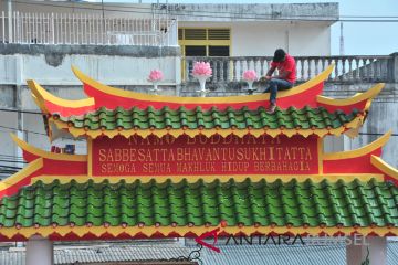 Vihara Berhias Jelang Imlek