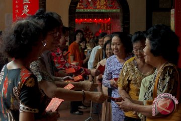 Warga Tionghoa berbagi angpao di hari Imlek