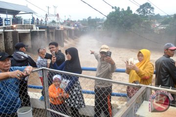 Bendung Katulampa Jadi Tontonan Warga