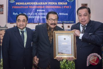 Gubernur Jatim Raih Anugerah Pena Emas