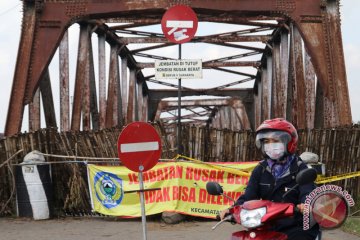 Jembatan Sidang Gunung Tiga Tulangbawang ambrol