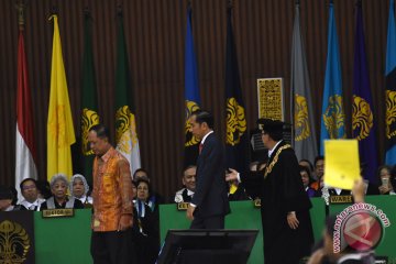 Kemarin murid jadi tersangka penganiaya guru, aksi "buku kuning" mahasiswa di Dies Natalis UI