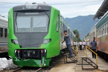 Uji coba KA Bandara Sumbar dilanjutkan setelah sempat menyangkut peron