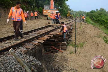 Longsor Jalur Kereta Api