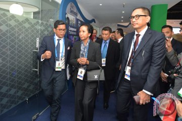 Rini Soemarno Kunjungi Booth Garuda