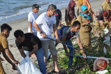 Pasha Ungu Bersihkan Pantai