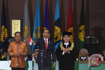 Menristekdikti: Mahasiswa UI acungkan buku pada Presiden