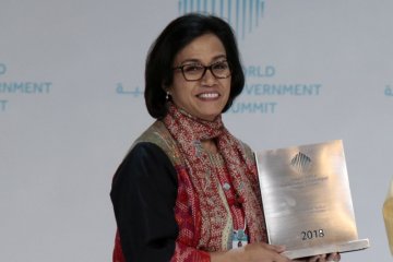 Empat perempuan menteri ikut lelang, Sri Mulyani lego batik favoritnya