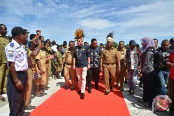 Wujudkan energi  berkeadilan, Menteri ESDM resmikan PLTM dan serahkan LTSHE di Papua