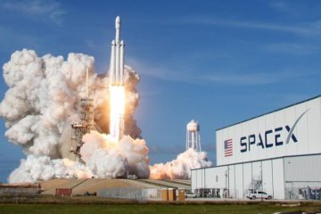 Roket raksasa Falcon Heavy "berhidung" Tesla meluncur menuju Mars