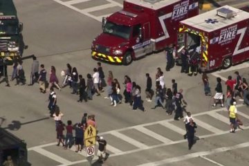 Pembantai SMA Florida pakai topi Donald Trump waktu latihan nembak