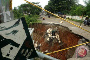 Jalan jembatan penghubung wilayah amblas