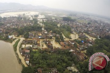 Banjir Kabupaten Bandung membuat lalu lintas lumpuh