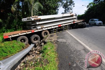 Truk bermuatan 800 sak semen terguling