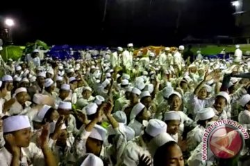 Santri Langitan Tuban rela hujan-hujanan demi sambut Jokowi (bervideo)