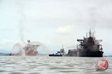 Kapal Tanker terbakar di Balikpapan