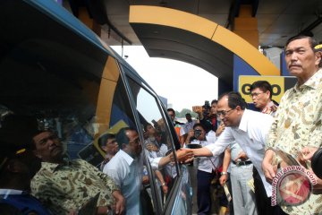 Tinjau kesiapan ganjil genap tol Jakarta-Cikampek