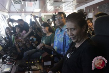 Menteri KKP Sambangi Rainbow Warrior