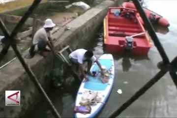 Bersih-Bersih sampah di Teluk Kendari