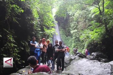 Menikmati segarnya wisata Air Terjun Srambang Ngawi