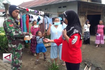 Bantuan masker bagi warga Lereng Gunung Ijen