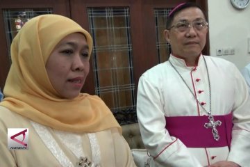 Khofifah kunjungi Uskup Malang, Gus Ipul ke sentra tempe