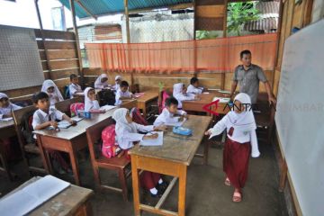 BELAJAR DI KELAS DARURAT