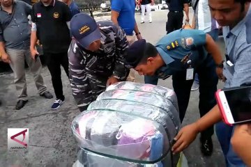 Kapal bermuatan baju bekas diamankan