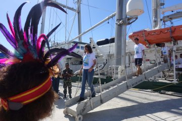 Rainbow Warrior merapat di Raja Ampat