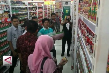 Dinas Perdagangan sidak sarden makarel di supermarket