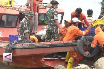 Personel TNI AD bantu bersihkan sampah Angke