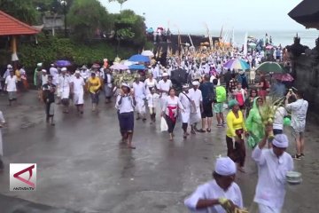 Wisatawan terpukau Ritual Melasti di Tanah Lot