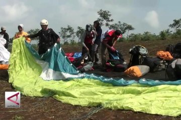 Menikmati keseruan terbang di Gunung Tumpuk