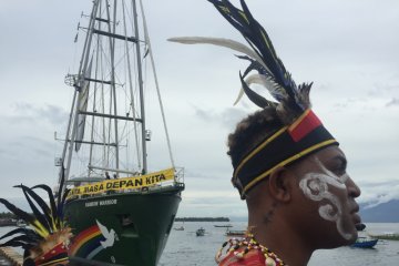 Kapal Rainbow Warrior tiba di Manokwari