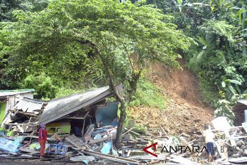 Tiga rumah rusak akibat longsor di Sukanagara